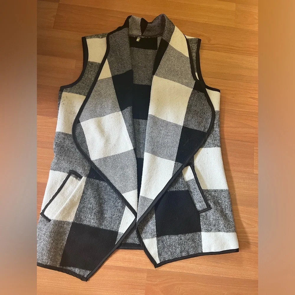 Women's Sherpa/Fleece Vest with Cowl Neck Collar and Flannel Print - Picture 4 of 7